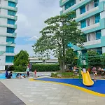 New And Cozy Living Stay 2Br Apartment At Grand Kamala Lagoon By Travelio