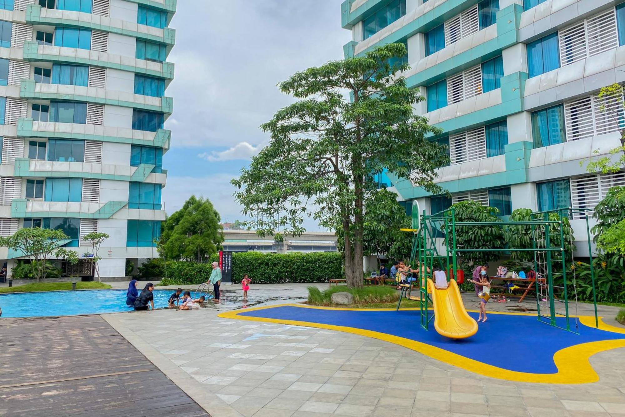 New And Cozy Living 2br At Grand Kamala Lagoon By Travelio Bekasi